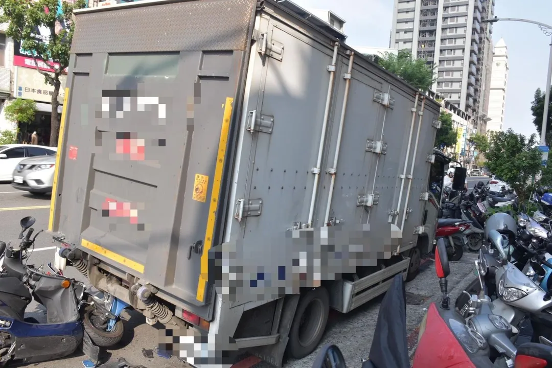 高雄優秀員警執行勤務時，不慎自撞違停小貨車殉職。（圖／翻攝畫面）