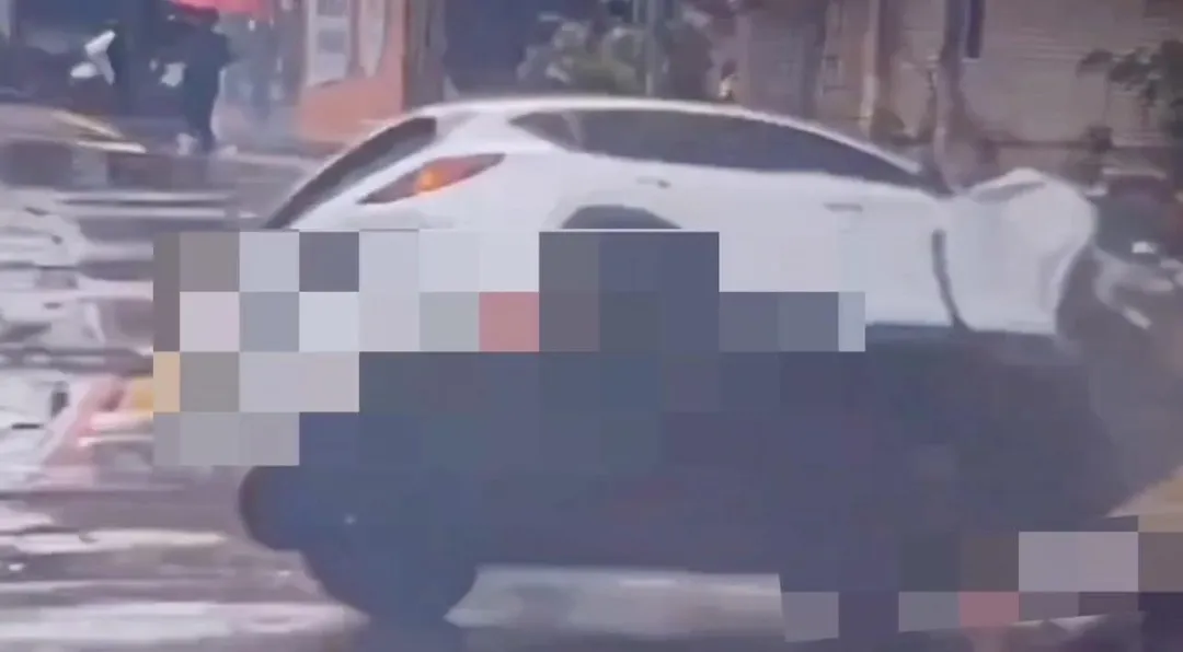 轎車撞擊燈桿後猛烈翻滾。（圖／翻攝畫面）