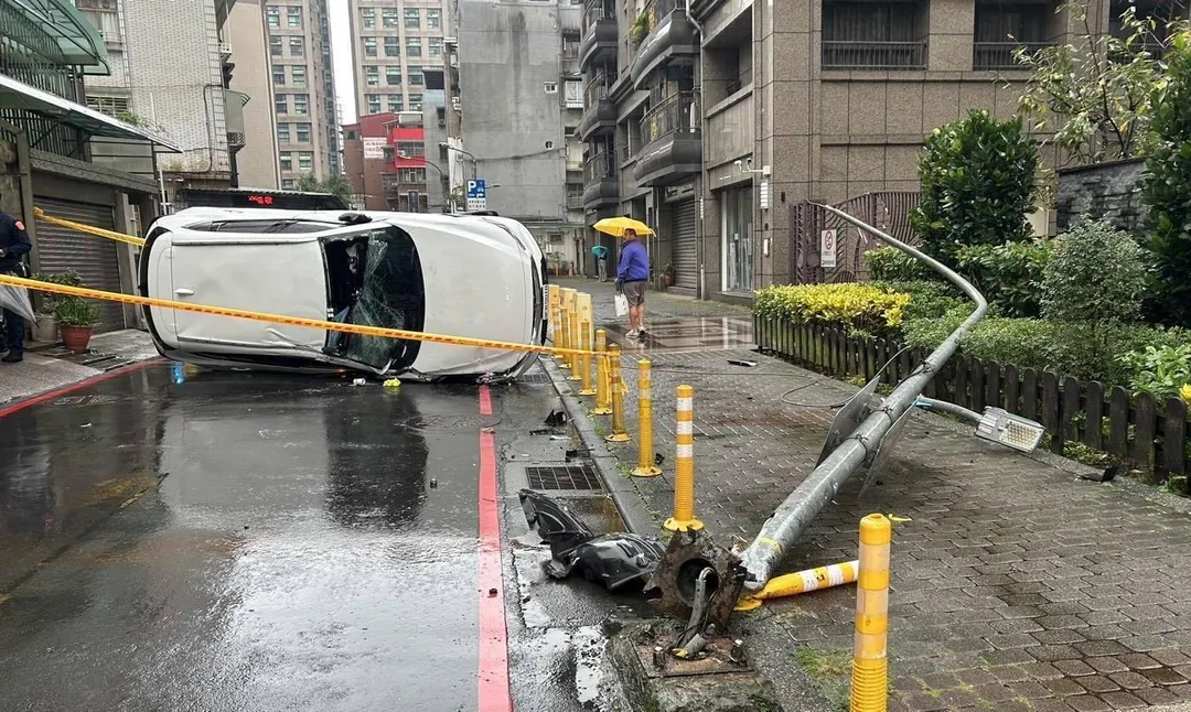 北市內湖今發生一起酒駕翻車車禍。（圖／翻攝畫面）