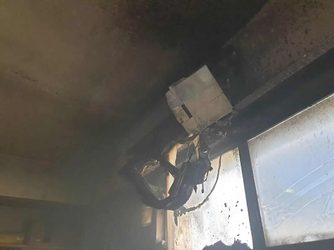台北市萬華區西昌街最近發生冷氣機冒煙起火事故,這類高功率家電常造成住宅火警。(圖/翻攝自Facebook@臺北市政府消防局)