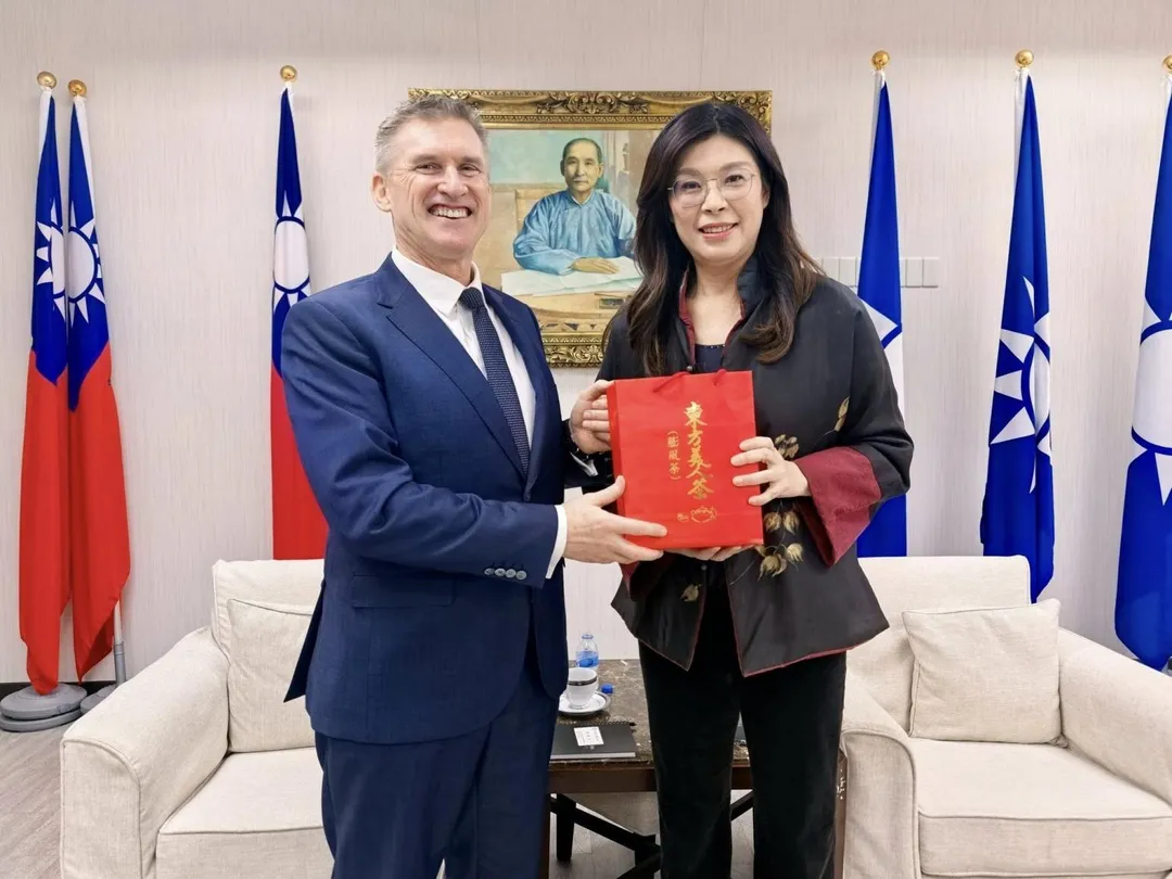國民黨主席鄭麗文今（12日）接見紐西蘭商工辦事處代表梁思齊（Chris Langley）。（翻攝自鄭麗文臉書）