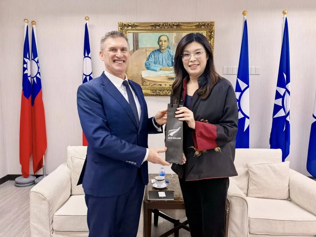 國民黨主席鄭麗文今（12日）接見紐西蘭商工辦事處代表梁思齊（Chris Langley）。（翻攝自國民黨臉書）