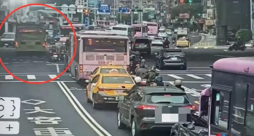 公車在公館圓環搶快闖紅燈肇禍。（圖／翻攝畫面）