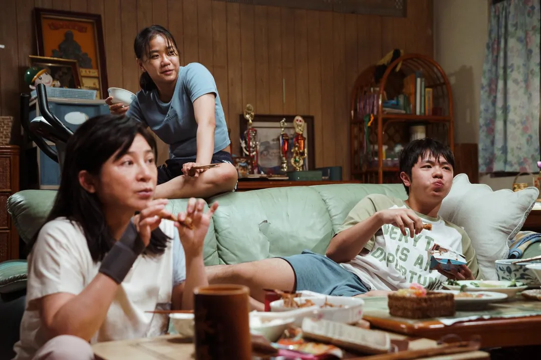 王彩樺（左起）、林怡婷、田翔元在《恨女的逆襲》中飾演感情緊密的一家人。（圖／華映娛樂提供）