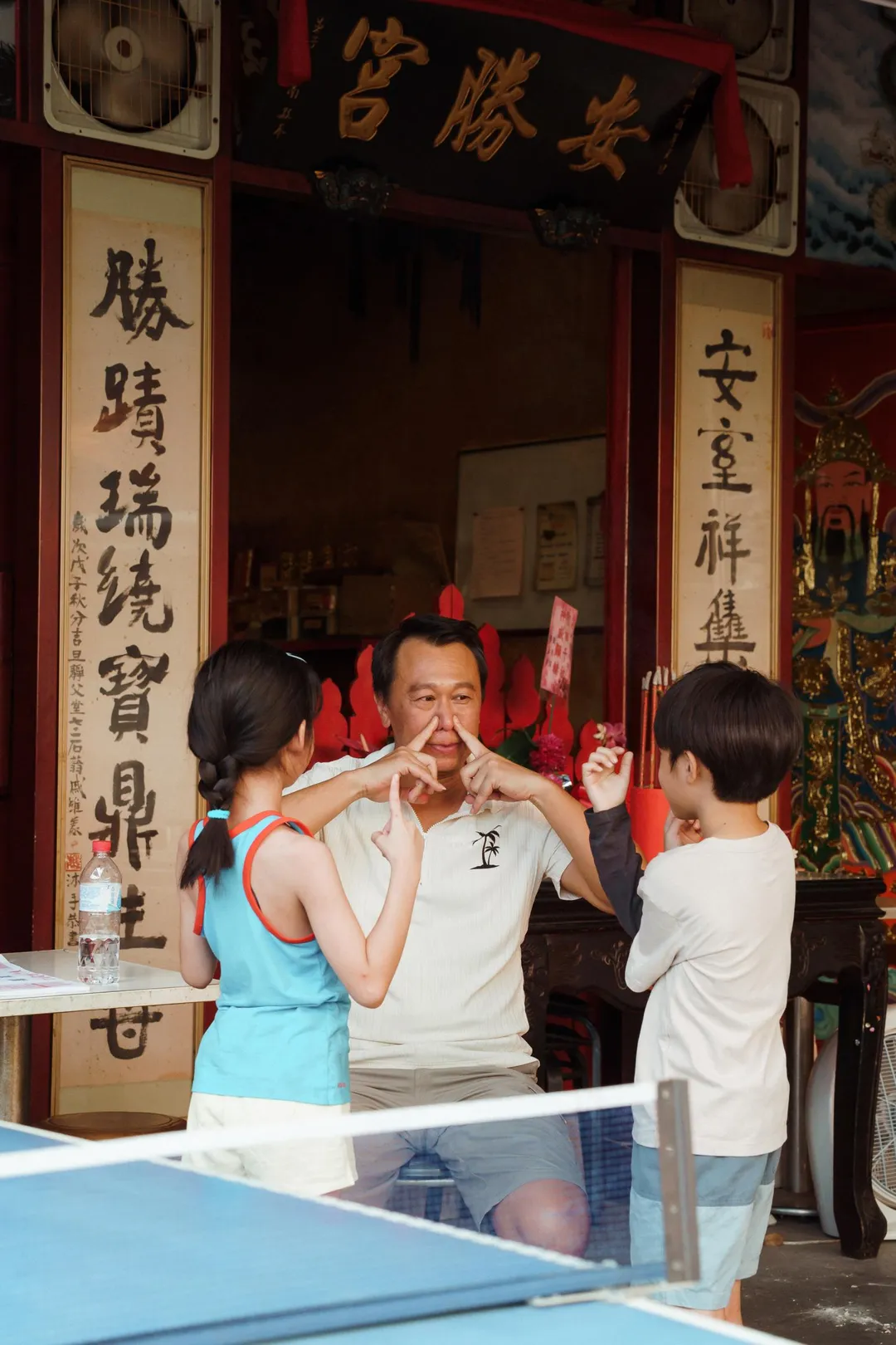 游安順（中）在《恨女的逆襲》中飾演深受兒女仰慕的父親。（圖／華映娛樂提供）