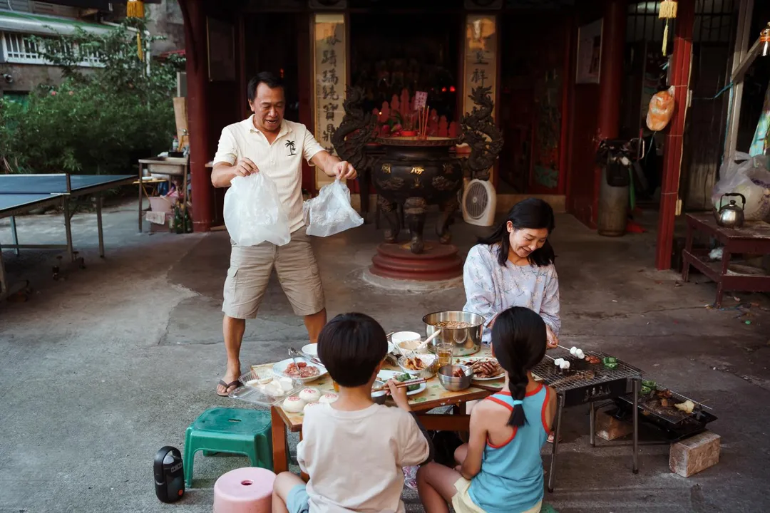 游安順（左）與王彩樺在《恨女的逆襲》中飾演夫妻，從感情融洽演到怒目相對。（圖／華映娛樂提供）