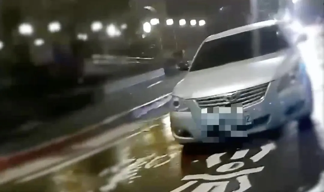 男子車輛未開大燈酒駕遭查獲。（圖／翻攝畫面）