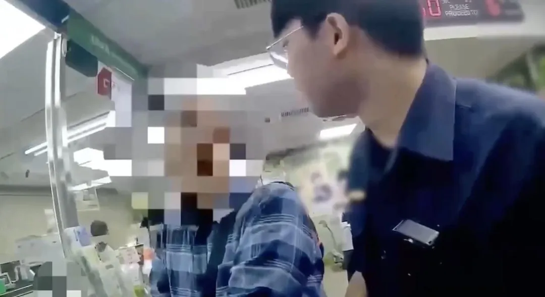 老翁遇上詐騙臨櫃匯款遭警方阻止。（圖／翻攝畫面）