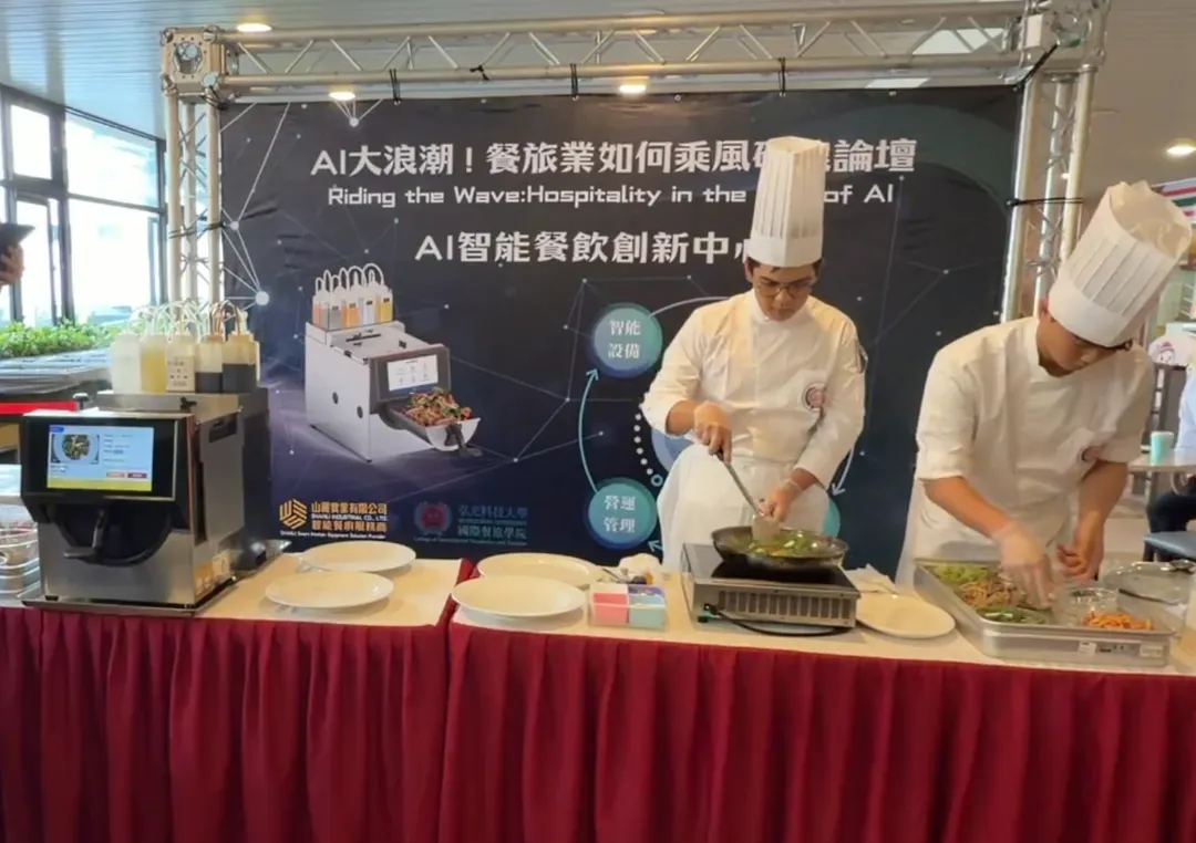 弘光科技大學餐旅管理系派出大2學生與AI智能廚師比試。（圖／中天新聞）