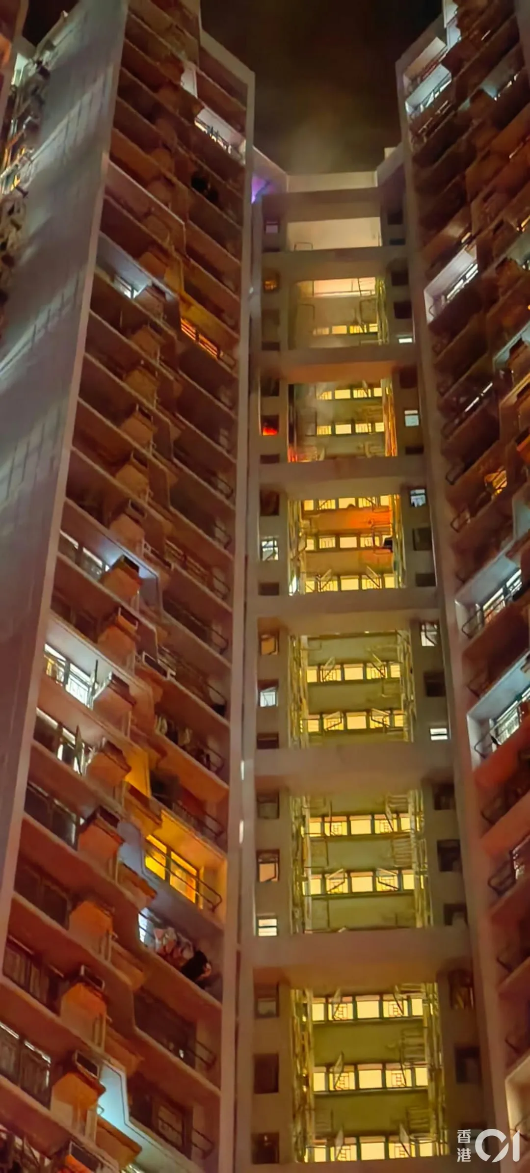 香港天水圍一棟住宅凌晨傳出火警。（圖／《香港01》）