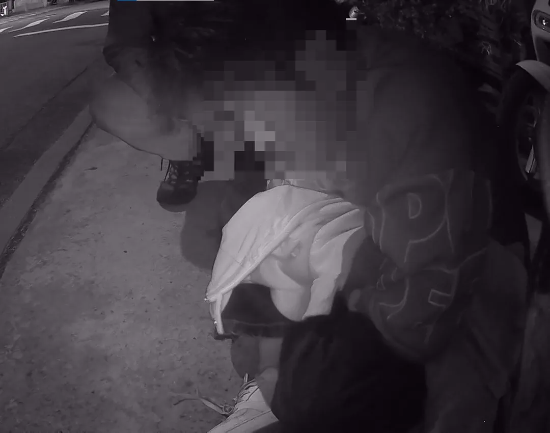 員警將張男扶至騎樓休息。(圖/翻攝畫面)
