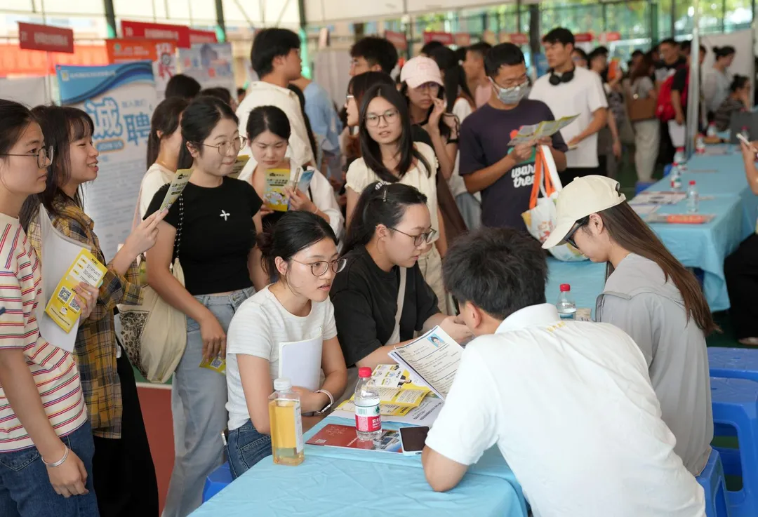 大陸今年高校畢業生達1222萬人。圖為10月15日在浙江工業大學舉行的校園招聘。（圖／新華社）
