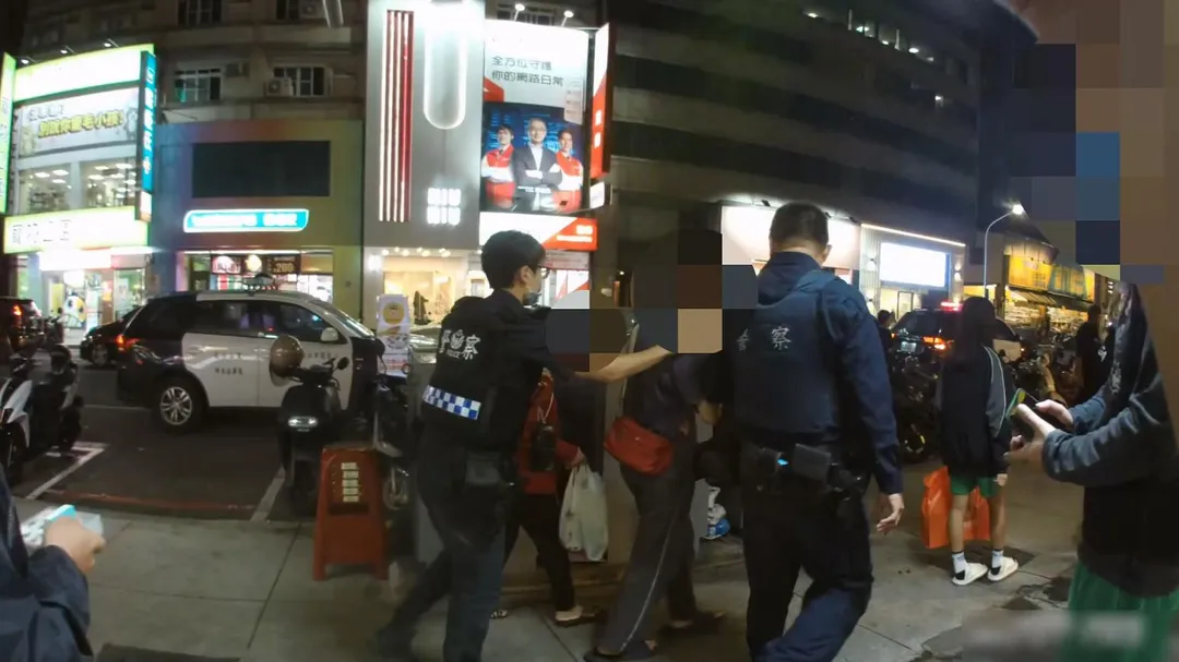 高雄瑞豐夜市發生民眾持假鈔的詐騙事件。（圖／警方提供）