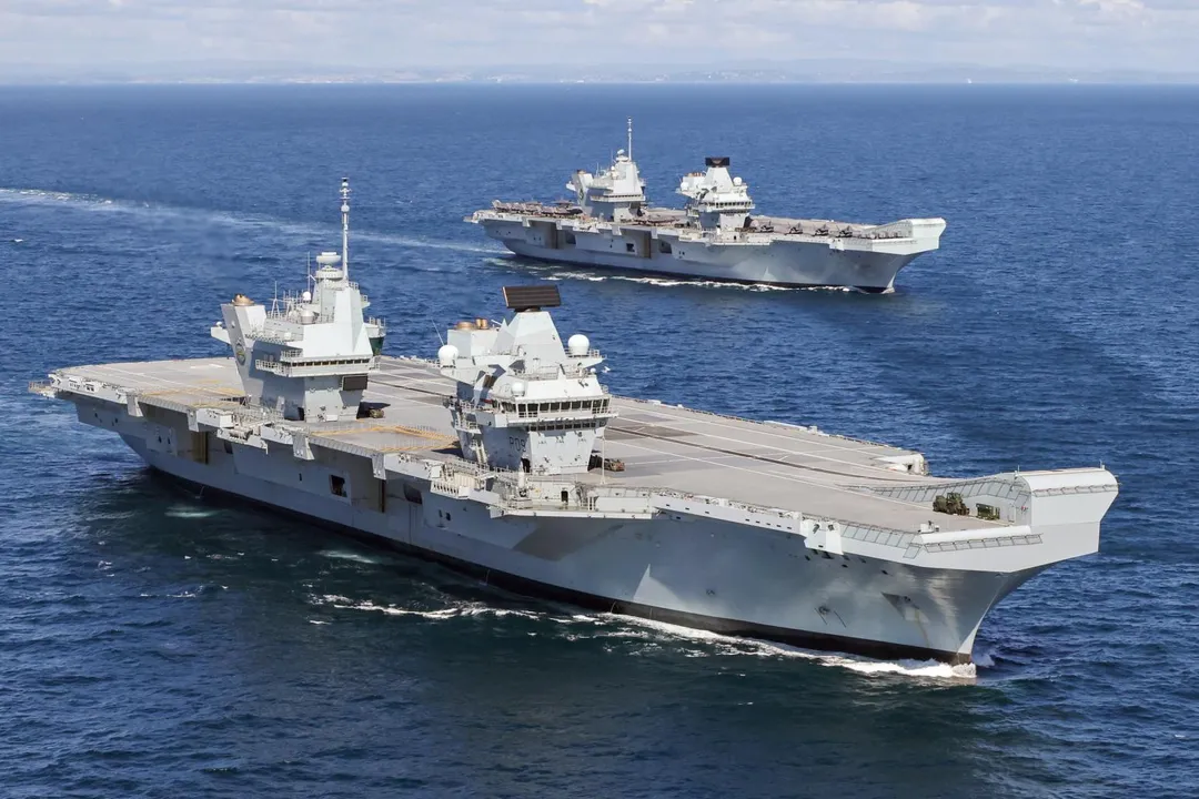 英國海軍的伊莉莎白女王級航艦伊莉莎白女王號(前)。(圖/英國國防部)