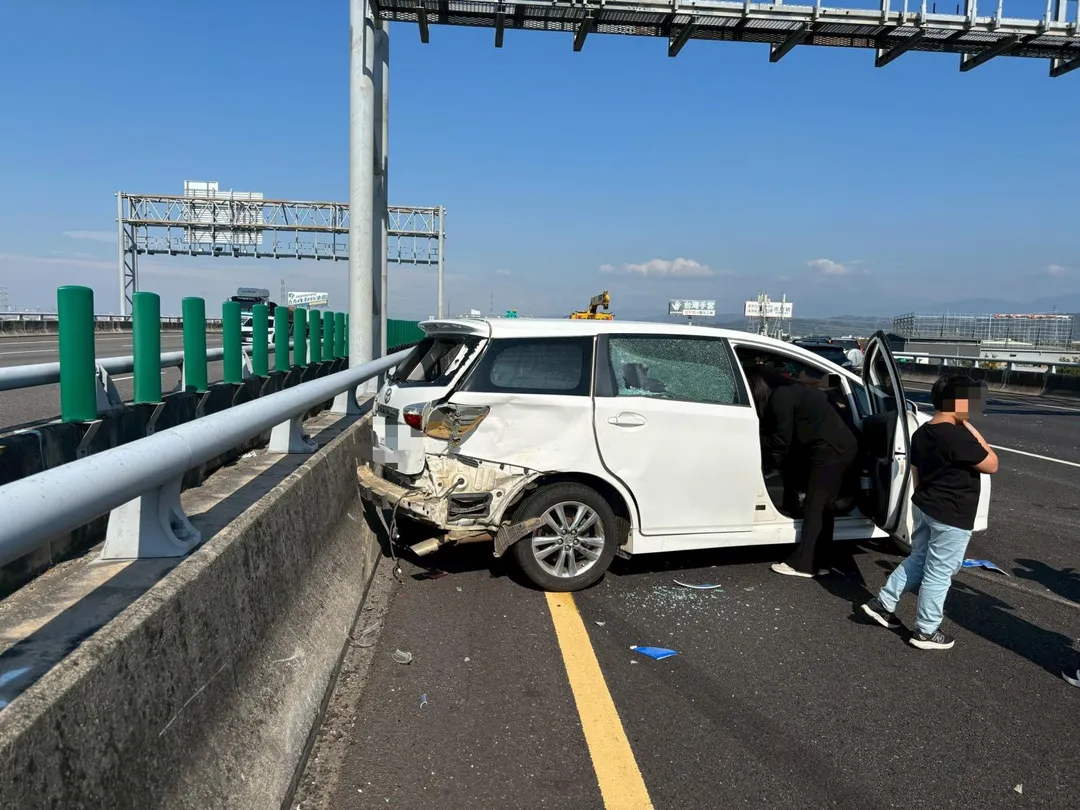 國道3號南投縣草屯路段,12日下午12時49分發生一起連環車禍。(圖/翻攝畫面)