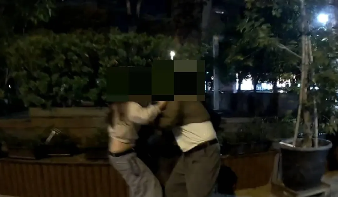 台中警方今天凌晨在西屯區1家酒吧外執勤,發現林男等3人在店外爭吵且爆發推擠衝突,疑因費用分攤問題引發。(圖/警方提供)