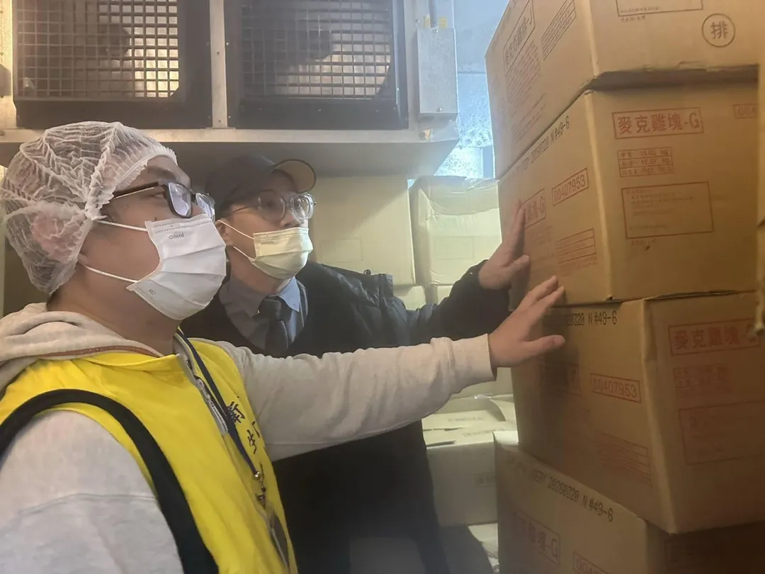 新竹縣政府衛生局今(13)日派稽查人員前往案發速食餐飲店稽查,了解現場食材及產品保存方式。(圖/新竹縣政府提供)