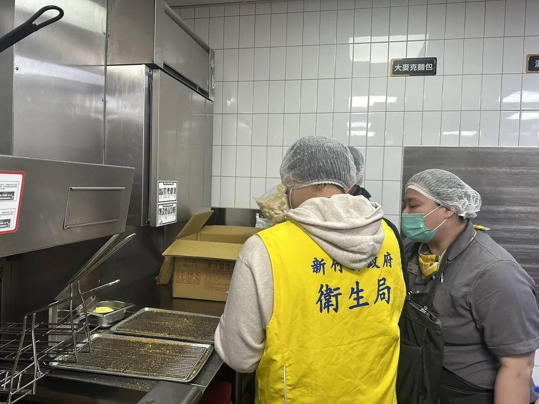 新竹縣政府衛生局今(13)日派稽查人員前往案發速食餐飲店稽查,了解現場食材及產品保存方式。(圖/新竹縣政府提供)