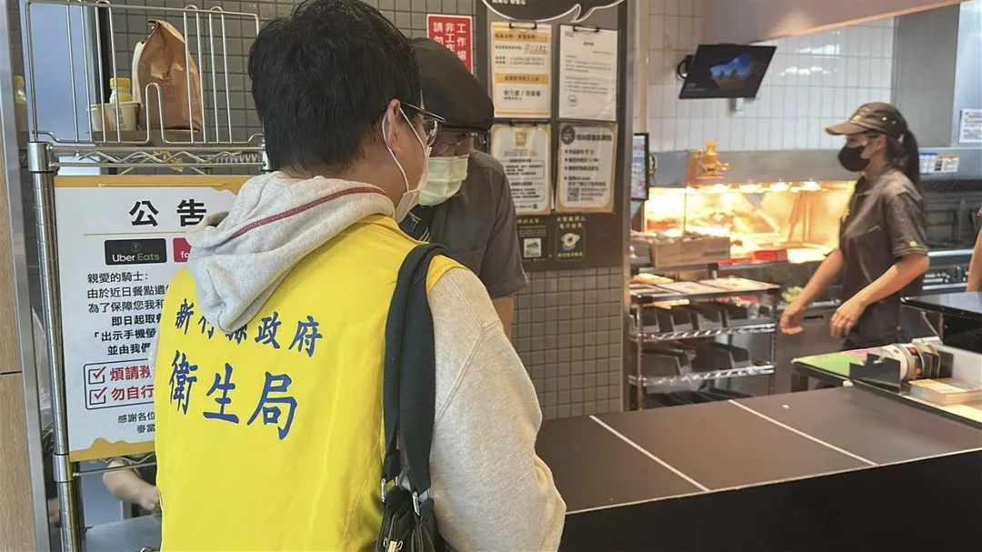 新竹縣政府衛生局今(13)日派稽查人員前往案發速食餐飲店稽查,了解現場食材及產品保存方式。(圖/新竹縣政府提供)