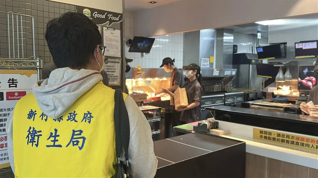 新竹縣政府衛生局今(13)日派稽查人員前往案發速食餐飲店稽查,了解現場食材及產品保存方式。(圖/新竹縣政府提供)
