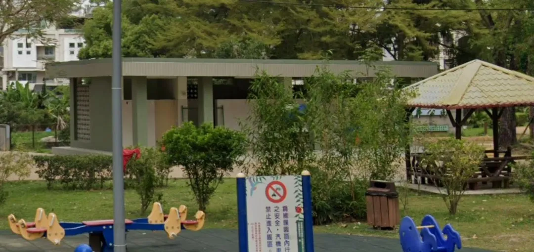 有民眾於13日早晨在嘉義縣民雄鄉的左岸公園公廁內，發現一名婦人倒臥於廁所門邊，疑似已經死亡多時。（圖／翻攝自Google地圖）