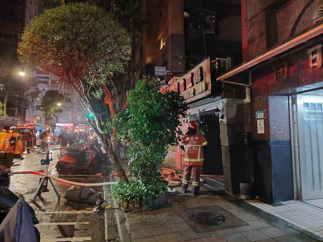 新北市新店一棟8層樓住宅晚間驚傳火警，所幸火勢及時撲滅，未造成傷亡。（圖／翻攝照片）