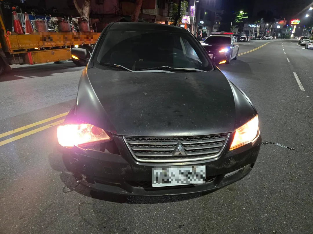 事發現場畫面，車為肇事員警開的車。（圖／民眾提供）
