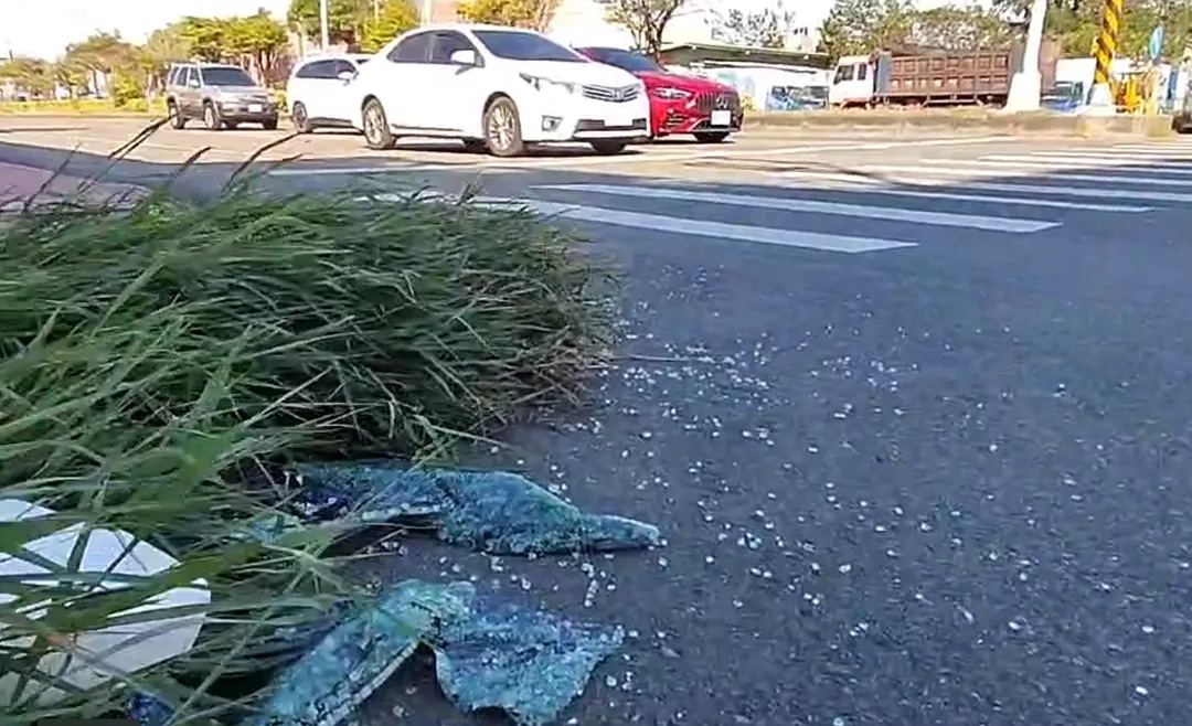 案發現場留下不少車窗的玻璃碎片。（圖／記者爆料網）