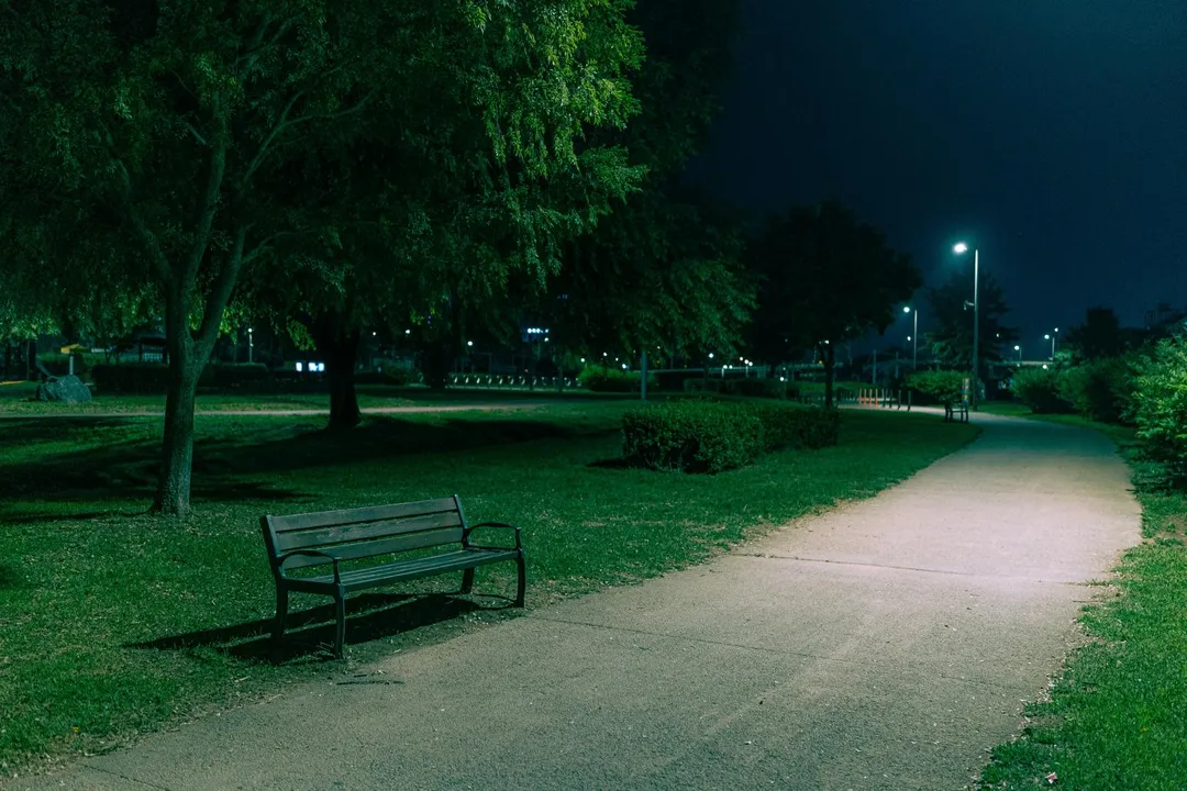 一名女子晚間在公園散步時遭潑灑不明液體。(示意圖/unsplash)
