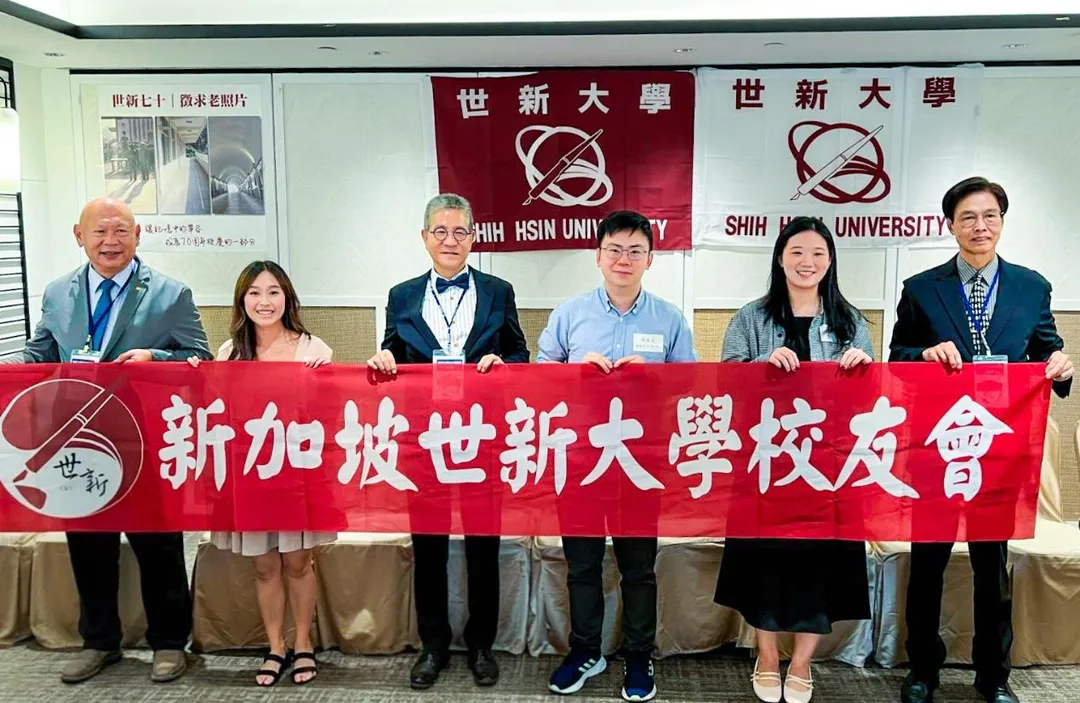 世新大學校友會總會理事長林俊杰（左三）等代表與新加坡世新大學校友會代表合影。（圖／世新大學提供）