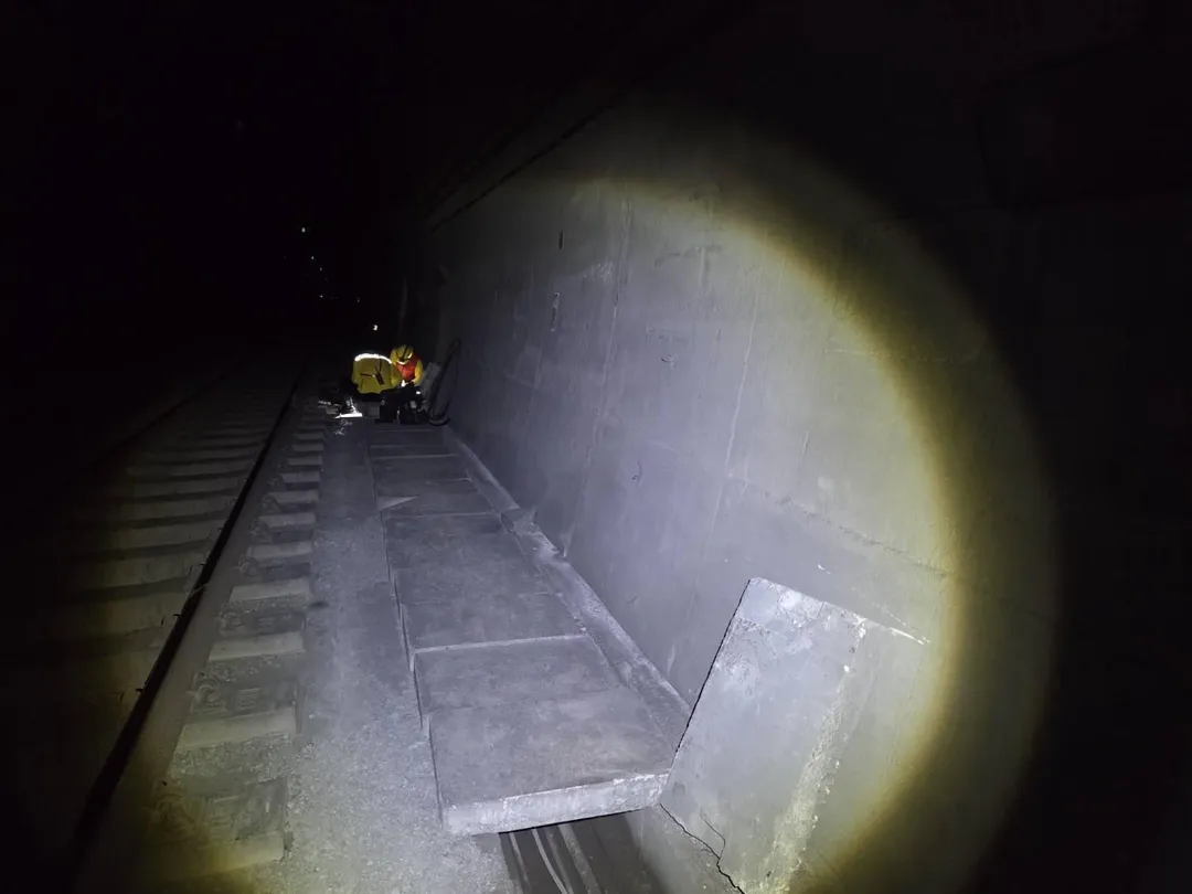 宜蘭北迴鐵路觀音隧道14日凌晨發生號誌電纜遭剪斷事件,雖未被竊,但已觸犯毀損罪及鐵路法。(圖/鐵路警察局花蓮分局提供)