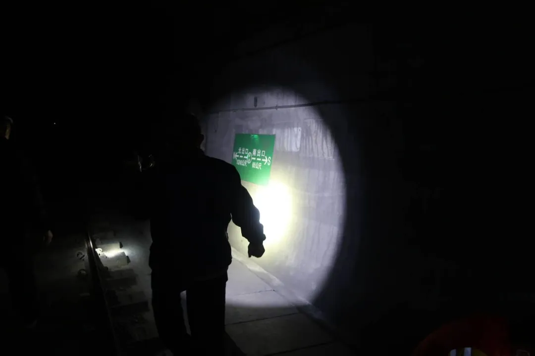 宜蘭北迴鐵路觀音隧道14日凌晨發生號誌電纜遭剪斷事件,雖未被竊,但已觸犯毀損罪及鐵路法。(圖/鐵路警察局花蓮分局提供)