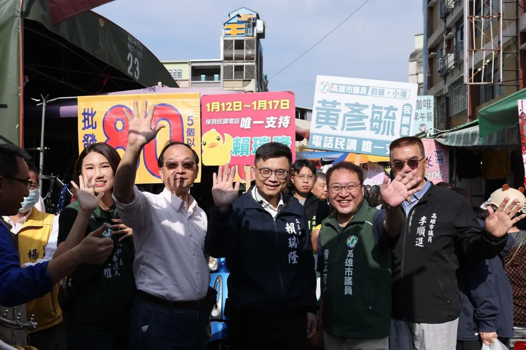 賴瑞隆14日上午前往肉豆公市場掃街，由資深媒體人王瑞德、前立委郭玟成、市議員黃彥毓、李順進、前議員陳致中及議員參選人黃敬雅陪同。（圖／翻攝賴瑞隆臉書）