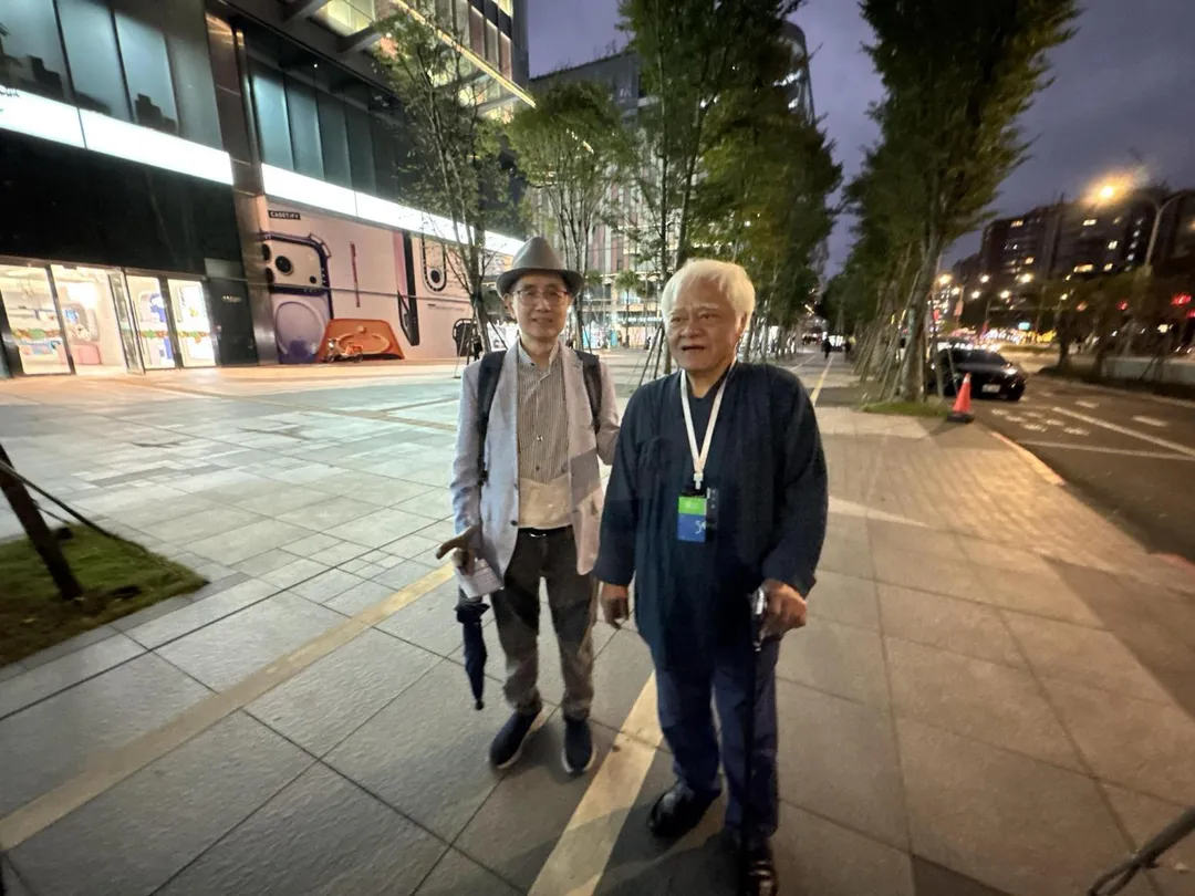 胡德夫還在今年民歌50和楊弦合照，沒想到如今他卻傳出噩耗。（圖／胡德夫提供）