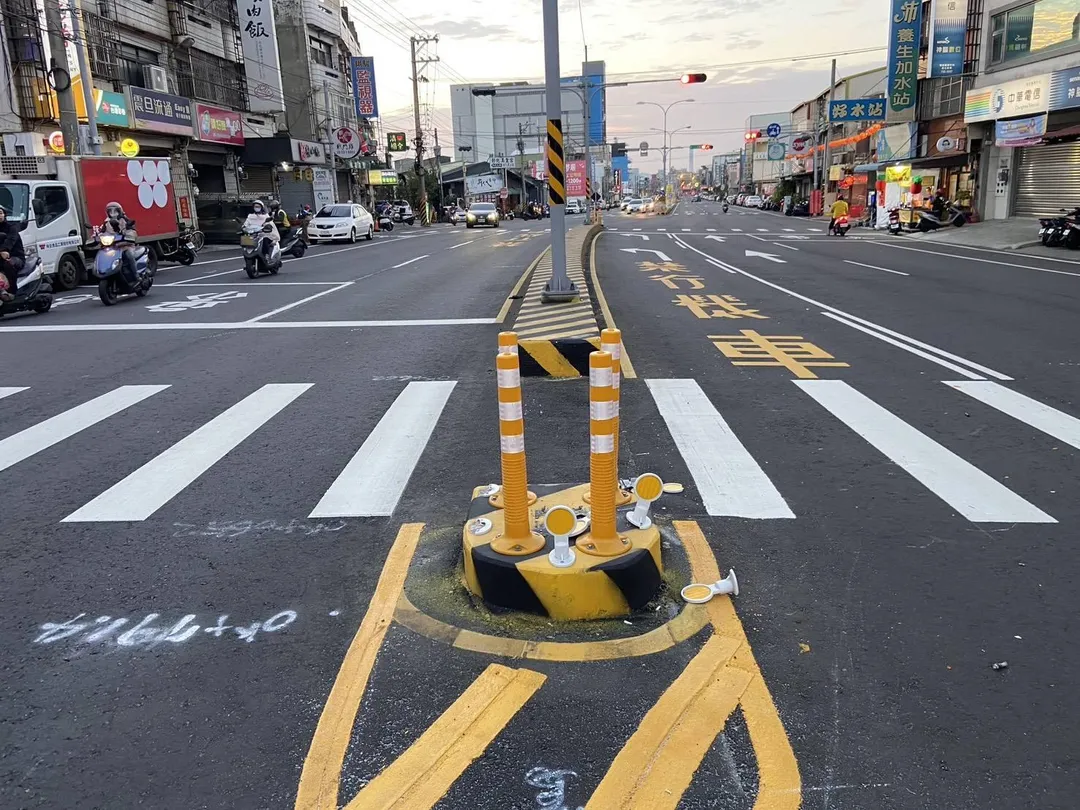 指示牌遭貨車撞擊斷裂。（圖／警方提供）