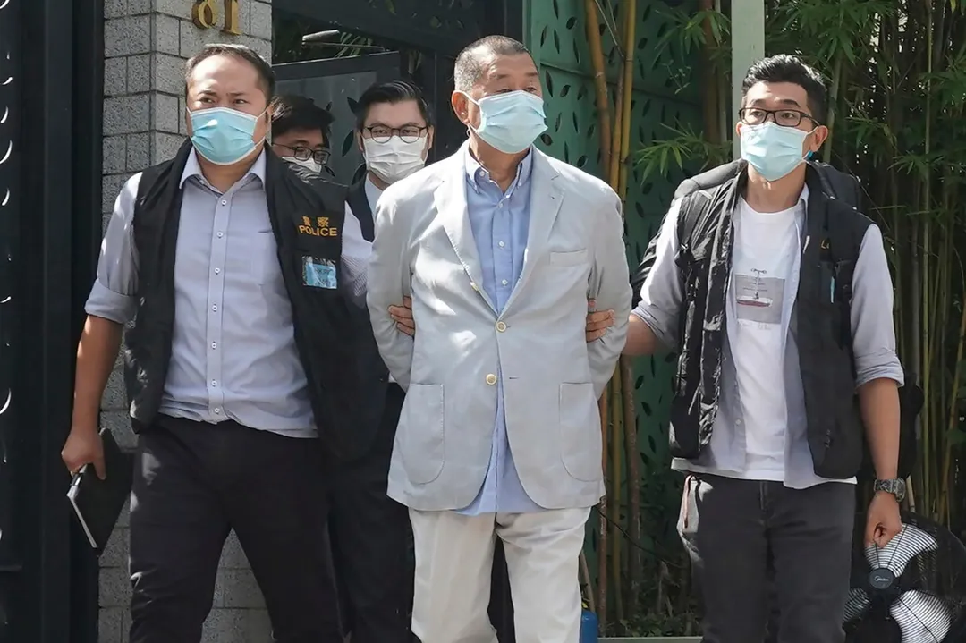 黎智英(中)2020年8月10日在香港住處遭警方逮捕。(圖/美聯社)