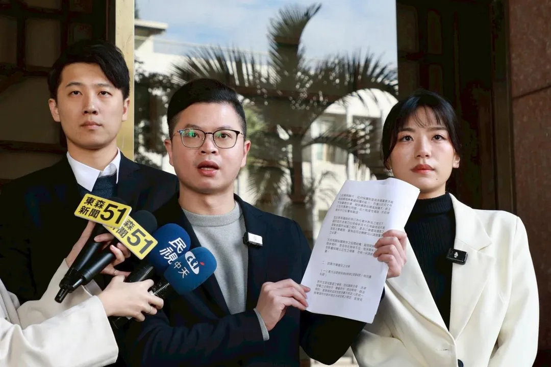 凌濤今和楊智伃和鄧凱勛到北檢告發國防部。（圖取自凌濤臉書）