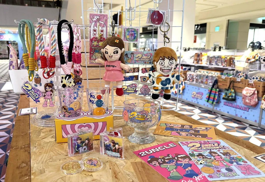 Hahababy快閃店與「二伯嘎嫂10周年特展」，拍貼機、復古電視打卡區、時光走廊等多項互動亮點。（圖／麗寶樂園）