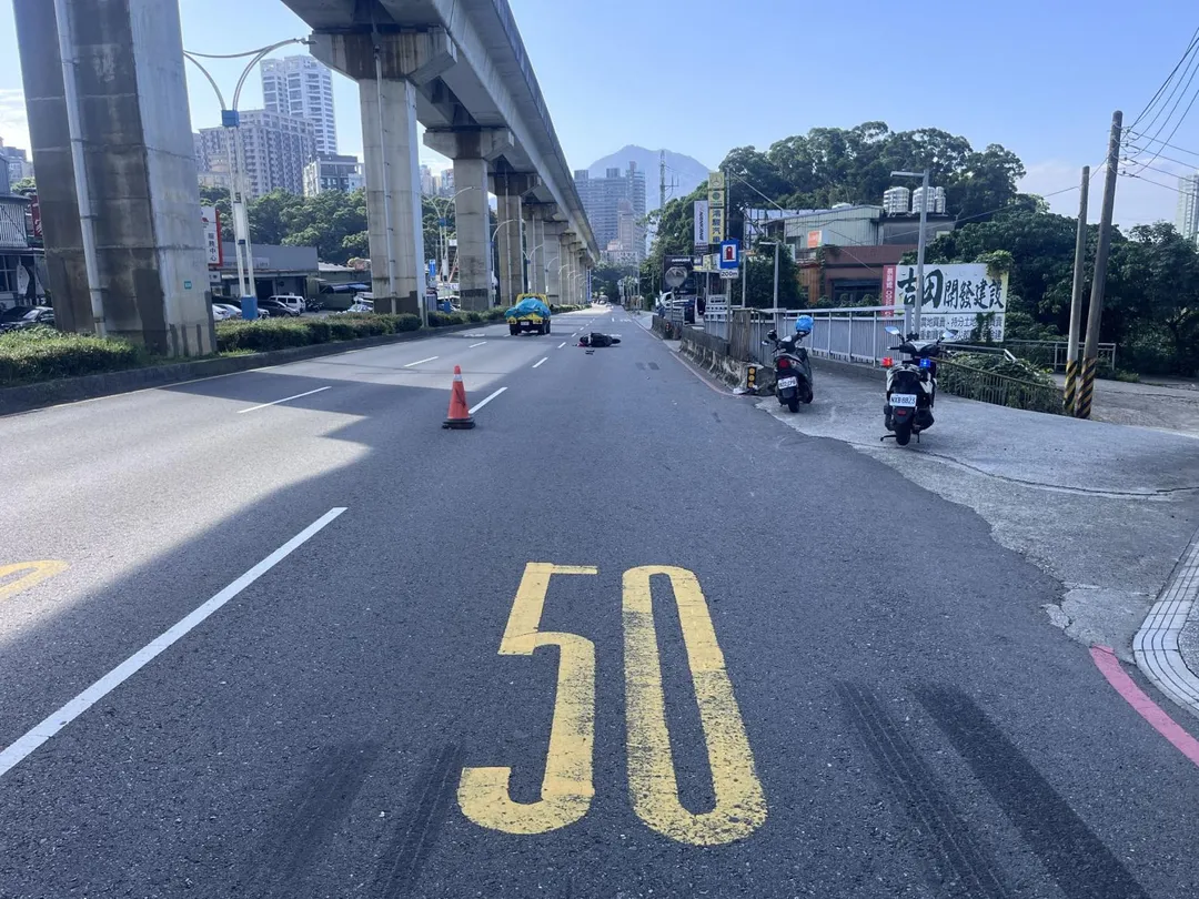 新北市淡水區今（15）日上午發生一起死亡車禍。（圖／警方提供）