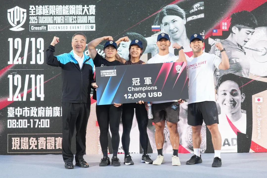副市長黃國榮頒發冠軍獎金給韓國隊伍。（圖／台中市政府提供）