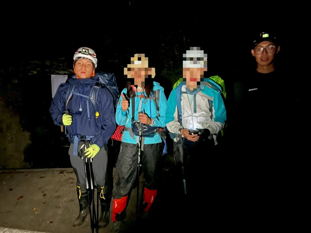 畢羊搜救小組於晚間護送山友至羊頭山登山口。(圖/花蓮縣消防局提供)