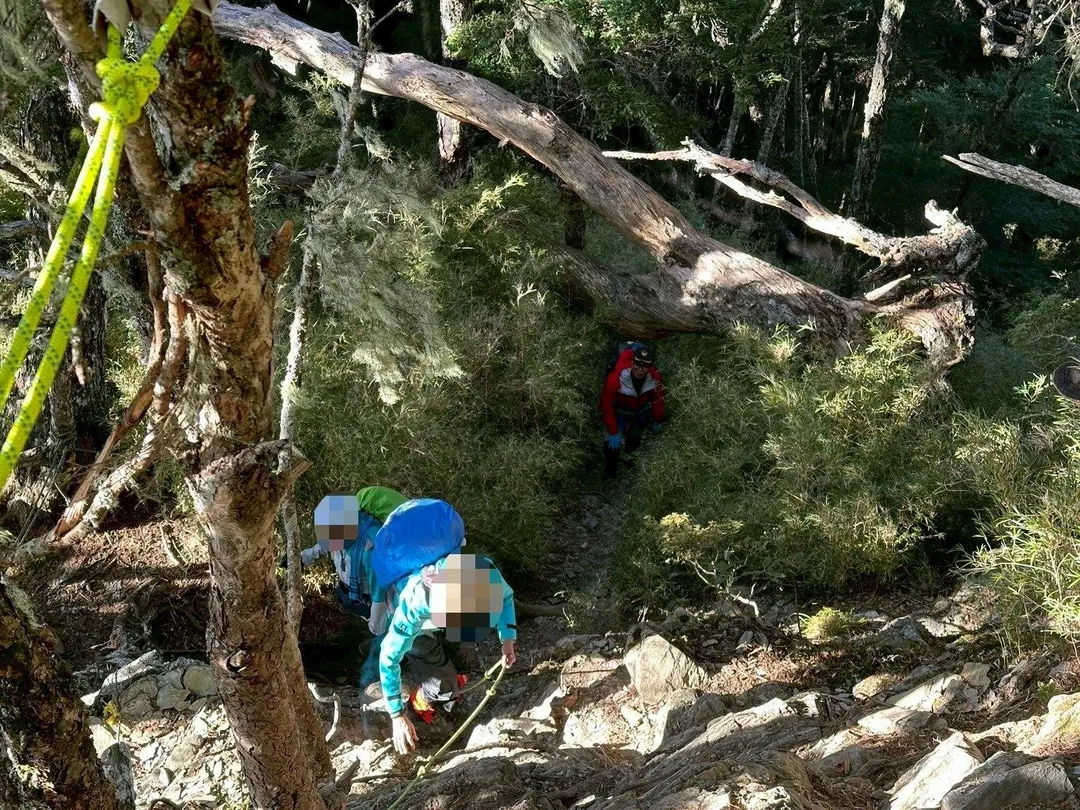 花蓮縣消防局於13日晚間6點20分接獲通報,一行6人的登山隊伍於攀登太魯閣國家公園境內畢祿羊頭縱走步道時,一名山友受傷,搜救小組護送山友下山過程。(圖/花蓮縣消防局提供)