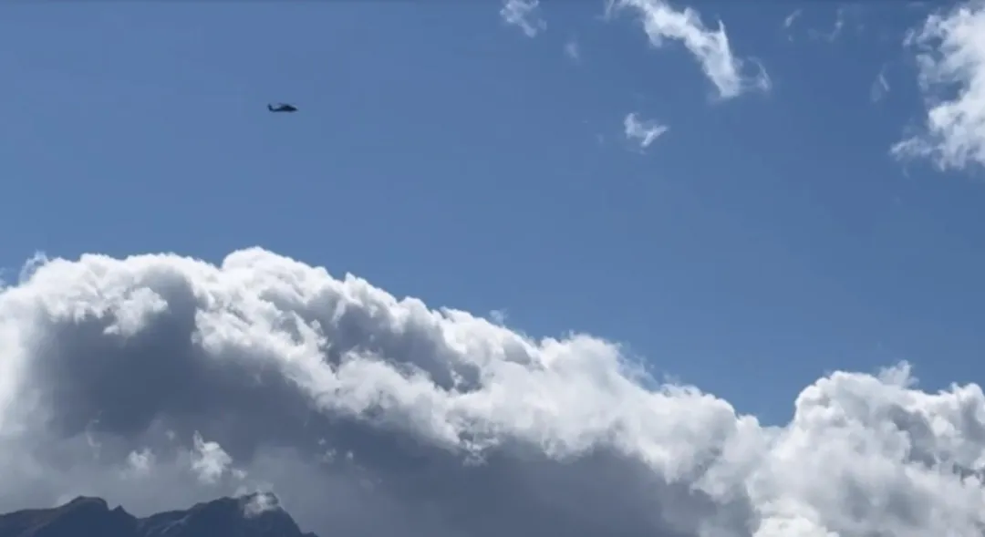 畢羊縱走搜救小組所拍攝空勤直升機抵達鋸山一帶上空照片。(圖/花蓮縣消防局提供)