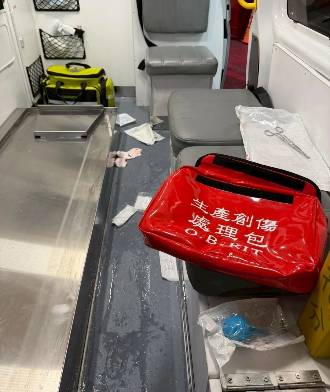 救護車後艙的生產現場不難看出當時情況緊急。（圖／翻攝畫面）