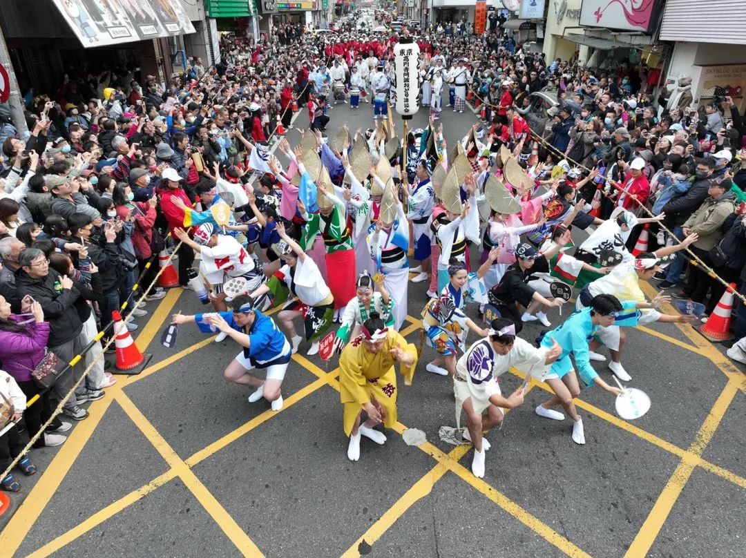 日本東京高圓寺阿波舞團在桃園街頭展演。（圖／翻攝桃園景福宮臉書）