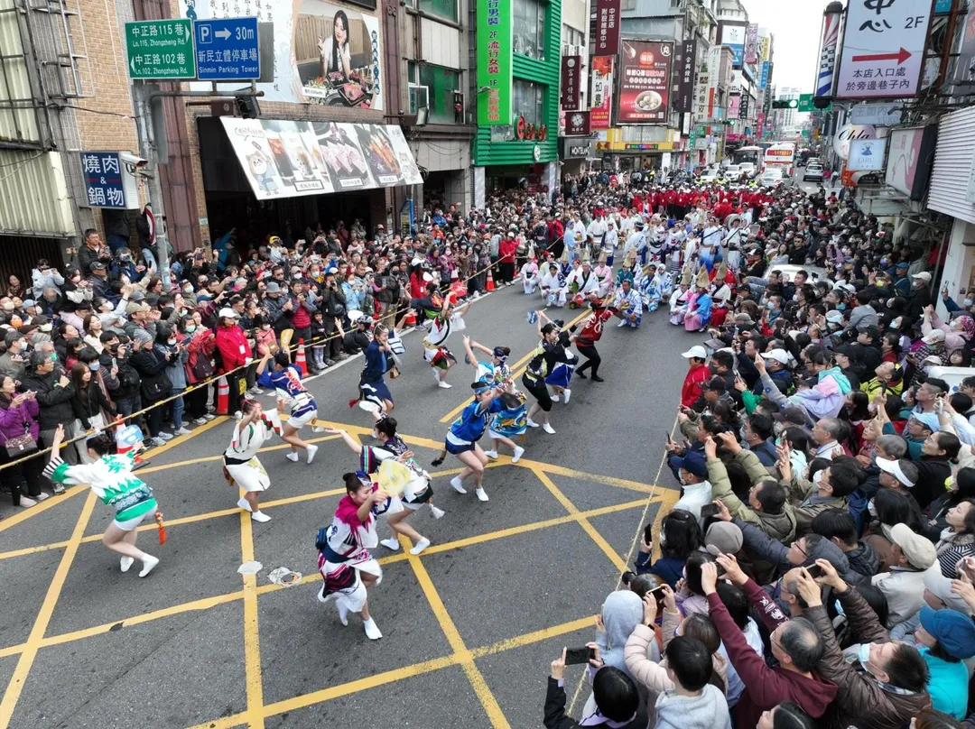 日本東京高圓寺阿波舞團在桃園街頭展演。（圖／翻攝桃園景福宮臉書）