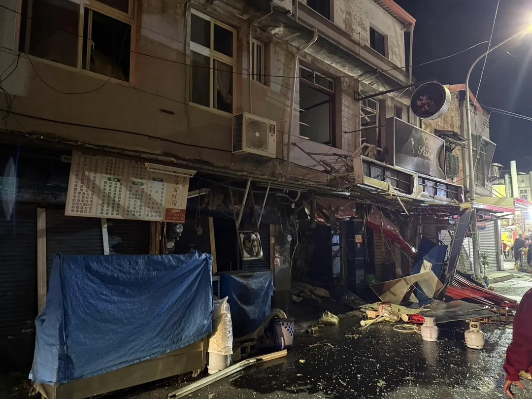 台南市新營區文化街一棟民宅在晚間8時許發生氣爆意外。（圖／台南市消防局提供）