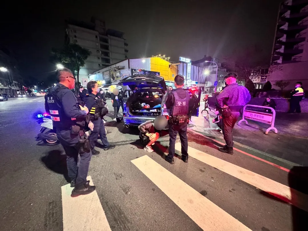 高雄市左營分局昨（14）日深夜攔查交通違規車輛，查獲車後座有刀械及槍枝，宛如行動軍火庫。（圖／警方提供）