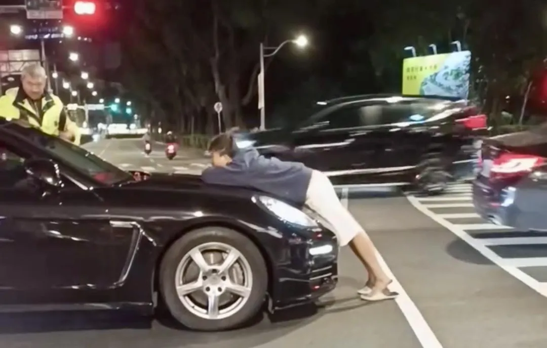板橋晚間出現一名怪人趴在車道上車輛。（圖／翻攝自Threads「zyx._.116」