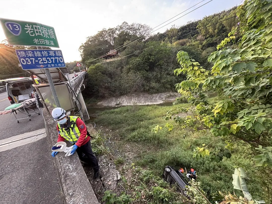 自小客車自撞翻落橋下。（圖／翻攝畫面）